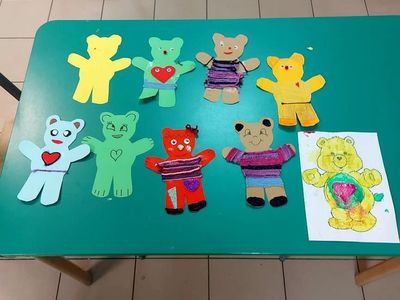 Dzieci z PWD z Lasek wykonują misie z kolorowej włóczki. 