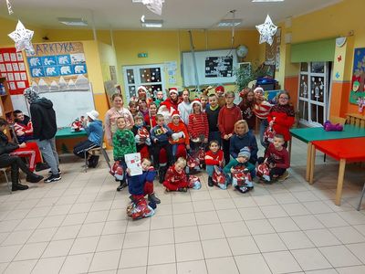 Zdjęcie wychowanków z PWD Laski z Mikołajem i wychowawczyniami.