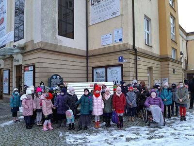 Dzieci z malechowskiej podstawówki przed Bałtyckim Teatrem Dramatycznym w Koszalinie.