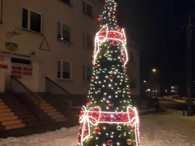 Świąteczna choinka, pełna świecidełek przed budynkiem UG Malechowo. 