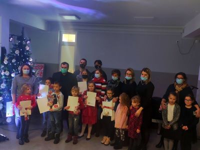 Laureaci konkursu na Oficjalną Kartkę Bożonarodzeniową Gminy Malechowo 2021 oraz konkursu fotograficznego FotoMalechowo, wójt Radosław Nowakowski, ich rodzice oraz dziadkowie.