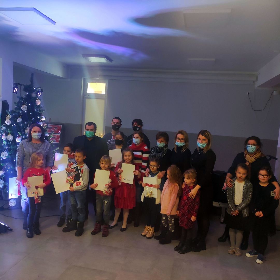 Laureaci konkursu na Oficjalną Kartkę Bożonarodzeniową Gminy Malechowo 2021 oraz konkursu fotograficznego FotoMalechowo, wójt Radosław Nowakowski, ich rodzice oraz dziadkowie.