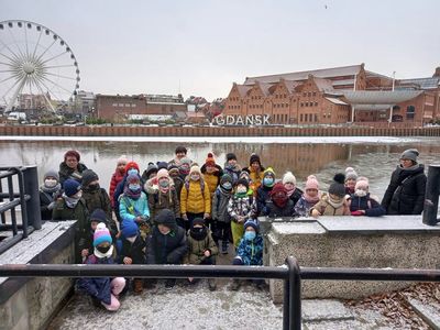 Grupa uczniów z Zespołu Szkół w Ostrowcu podziwia Gdańsk z zimowej scenerii.