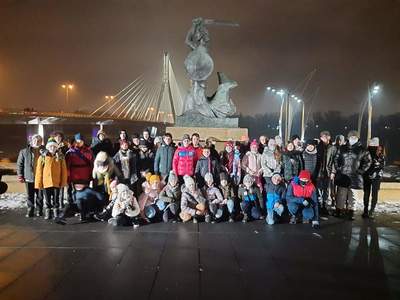 Grupa uczniów z Zespołu Szkół w Ostrowcu w Warszawie.