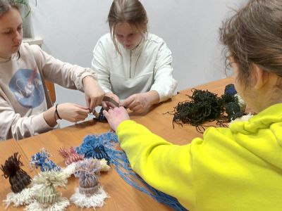 Dzieci z Placówki Wsparcia Dziennego z Ostrowca podczas wykonywania skrzatów.
