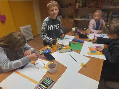 Wychowankowie z Placówki Wsparcia Dziennego w Podgórkach wykonują prace plastyczne.