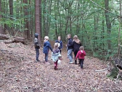 Spacer wychowanków Placówki Wsparcia Dziennego w Podgórkach po lesie.