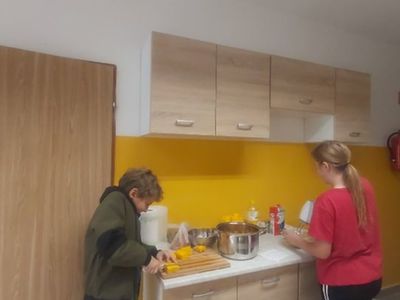 Dzieci z Placówki Wsparcia Dziennego w Podgórkach przygotowują zupę dyniową.

