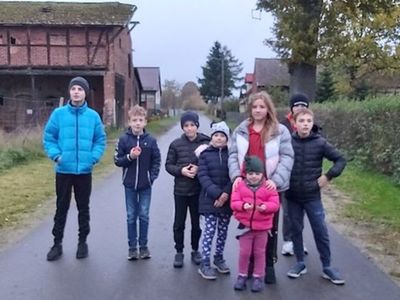 Dzieci z Placówki Wsparcia Dziennego w Podgórkach na spacerze po miejscowości Podgórki.