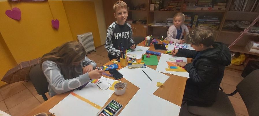 Wychowankowie z Placówki Wsparcia Dziennego w Podgórkach wykonują prace plastyczne.
