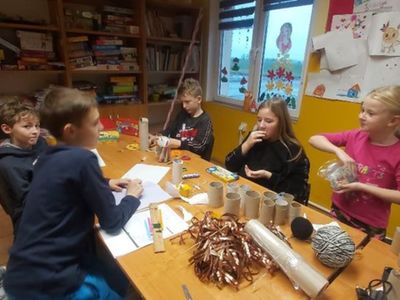 Wychowankowie z Placówki Wsparcia Dziennego w Podgórkach wykonują ozdoby z recyklingu.