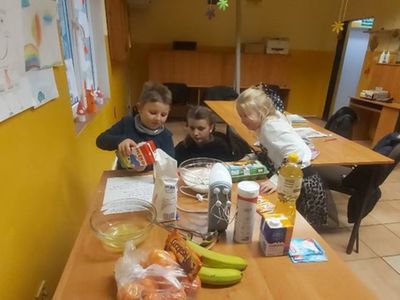 Wychowankowie z Placówki Wsparcia Dziennego w Podgórkach przygotowują gofry z owocami.