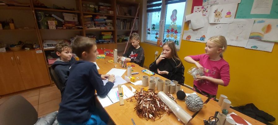 Wychowankowie z Placówki Wsparcia Dziennego w Podgórkach wykonują ozdoby z recyklingu.