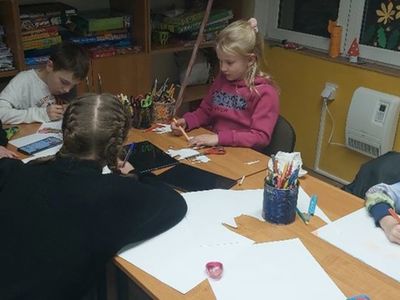 Zajęcia profilaktyczne, dzieci z Placówki Wsparcia Dziennego w Podgórkach wykonują plakat "stop przemocy".