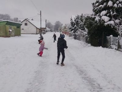 Zabawy na śniegu dzieci z Placówki Wsparcia Dziennego w Podgórkach.