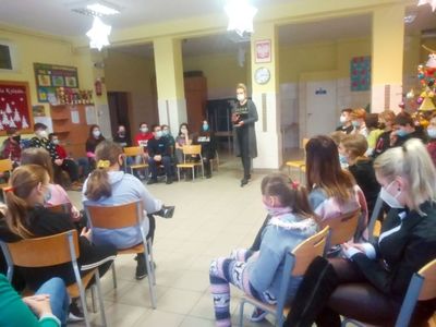 Uczniowie Szkoły Podstawowej w Lejkowie podczas warsztatów profilaktycznych.