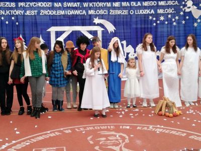 Aktorzy ze Szkoły Podstawowej w Lejkowie podczas występu jasełkowego na sali gimnastycznej.