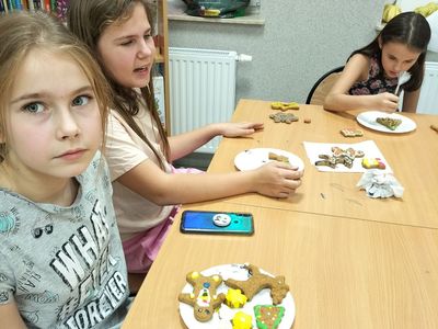 Dzieci z Placówki Wsparcia Dziennego w Kusicach zajadają się pienikami.