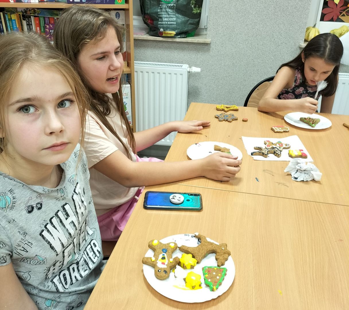 Dzieci z Placówki Wsparcia Dziennego w Kusicach zajadają się pienikami.