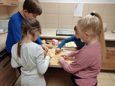 Dzieci z placówki wsparcia dziennego w Kosierzewie podczas wycinania ciasteczek.