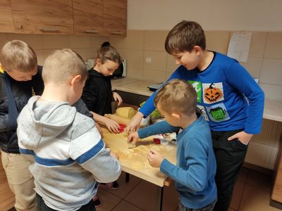 Dzieci z placówki wsparcia dziennego w Kosierzewie podczas wycinania ciasteczek.
