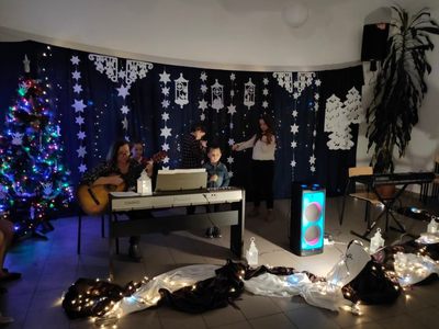Muzycy z Przystaw i Gorzycy podczas kolędowania w domu wiejskim w Gorzycy.