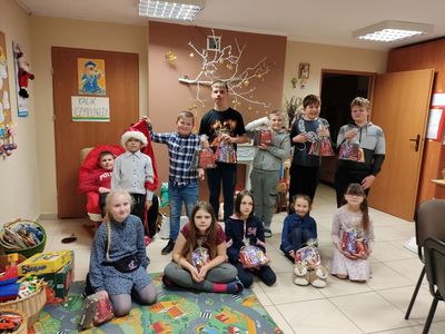 Wychowankowie z placówki wsparcia dziennego w Kosierzewie ze słodkościami od św. Mikołaja.