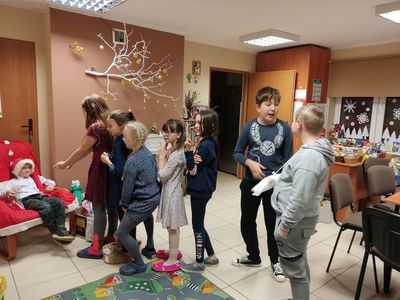 Mały skrzat w imieniu świętego Mikołaja rozdaje paczki dla grzecznych dzieci z placówki wsparcia dziennego w Kosierzewie w Kosierzewie.
