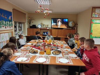 Wychowankowie z placówki wsparcia dziennego w Kosierzewie przy wigilijnym stole.