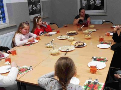 Wychowankowie podczas wigilii w świetlicy w Kusicach. 