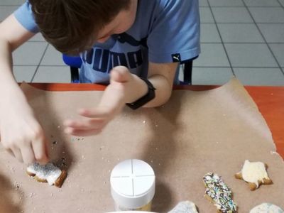Dekorowanie pierników przez podopiecznego z Placówki Wsparcia Dziennego w Pękaninie. 
