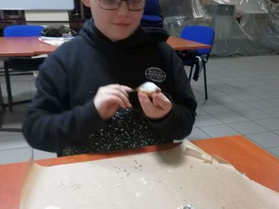 Ozdabianie pierniczków przez wychowanka Placówki Wsparcia Dziennego.



7 zdjęcie Drobne upominki pod choinką