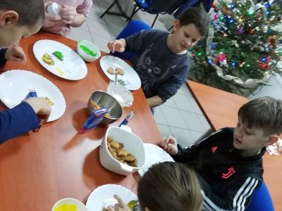 Ozdabianie i konsumpcja ciasteczek - dzieci z Placówki Wsparcia Dziennego w Pękaninie. 