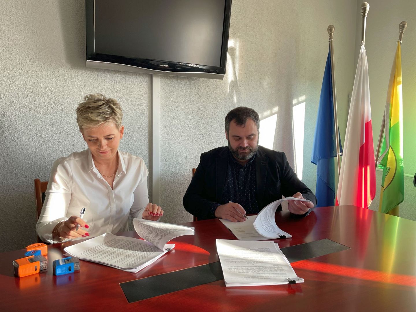 Wójt Radosław Nowakowski podpisuje umowę z wykonawcą - Edytą Siarnecką.