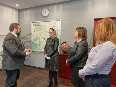 Wójt Radosław Nowakowski wręcza akt mianowanej nauczyciel z SP Niemica - Marcie Wiącek.  