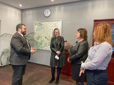 Wójt Radosław Nowakowski gratuluje awansu nauczyciel z SP Niemica - Marcie Wiącek, obok dyrektor SP Niemica - Iwona Nowak - Gancarz i kierownik Referatu Oświaty i Sportu - Karolina Chruszcz-Pietraszewska.  