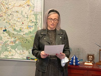 Nauczycielka SP Niemica - Marta Wiącek podczas uroczystego ślubowania. 