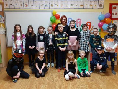 Uczniowie klasy drugiej w trakcie zabawy karnawałowej.