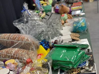  Gadżety zgromadzone na 30. Finał WOŚP w Świetlicy Kultury w Malechowie. 