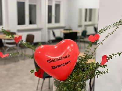 Kawiarenka gotowana na przyjęcie gości, balon w kształcie serca z napisem "Kawiarenka zapraszamy".