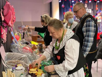 Uczestnicy 30. finału WOŚP w Świetlicy Kultury w Malechowie oglądają zgromadzone gadżety i upominki.