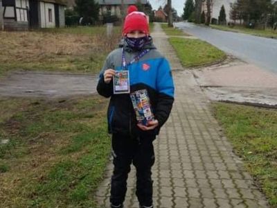 Wolontariusz z puszką i identyfikatorem spaceruje po Sulechowie. 