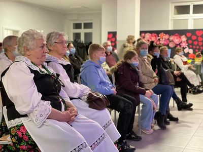 Goście zgormadzeni w Świetlicy Kultury w Malechowie, którzy przyglądają się występom. 