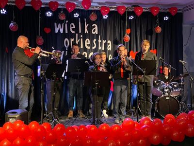 Orkiestra z Malechowa na scenie podczas 30. Finału Wielkiej Orkiestry Świątecznej Pomocy w Malechowie.