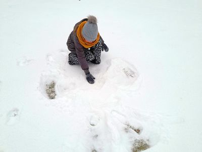 Dziewczynka z PWD w Sulechowie podczas zabawy na śniegu.