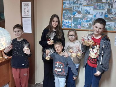 Dzieci z Placówki Wsparcia Dziennego w Sulechowie prezentujące upieczone przez siebie ciasteczka.