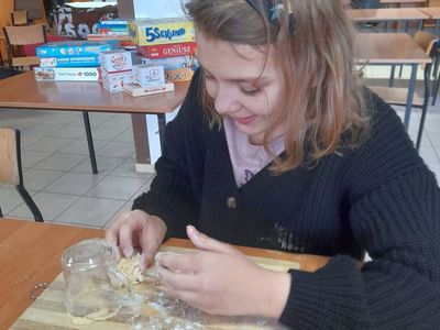 Dziewczynka  z Placówki Wsparcia Dziennego w Sulechowie podczas przygotowywania ciastek.