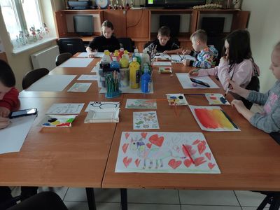 Dzieci z Placówki Wsparcia Dziennego w Kosierzewie podczas zajęć plastycznych.
