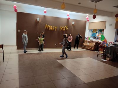 Dzieci z Placówki Wsparcia Dziennego w Kosierzewie podczas zajęć sportowych na sali.