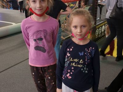 Dwie dziewczynki z Placówki Wsparcia Dziennego w Ostrowcu pozują do zdjęcia w parku trampolin. 